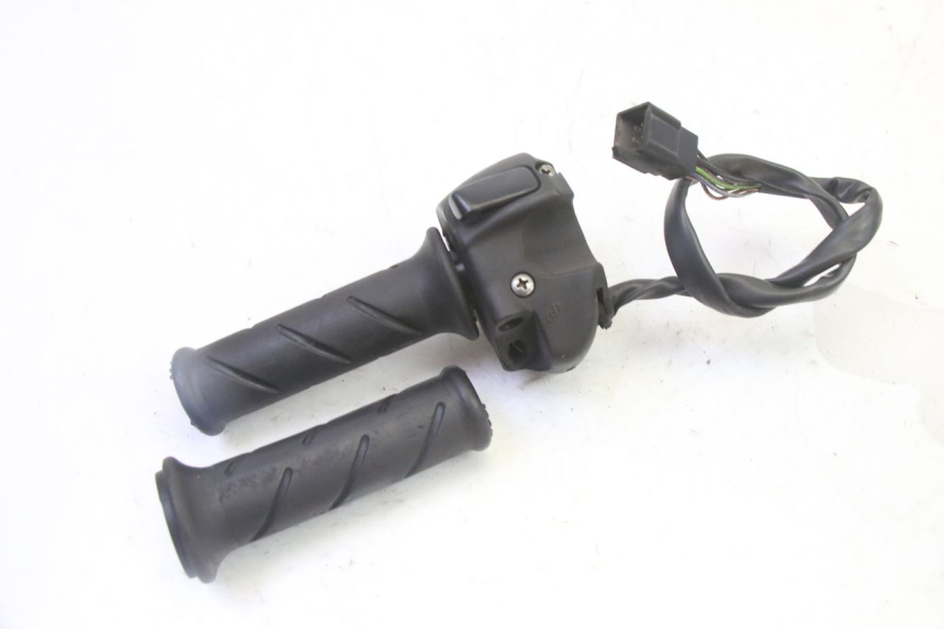 photo de COMMODO DROIT PEUGEOT SATELIS 125 (2013 - 2018) - Gros plan technique