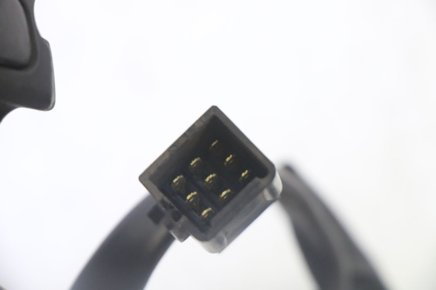 photo de COMMODO DROIT PEUGEOT SATELIS 125 (2013 - 2018) - Points de fixation