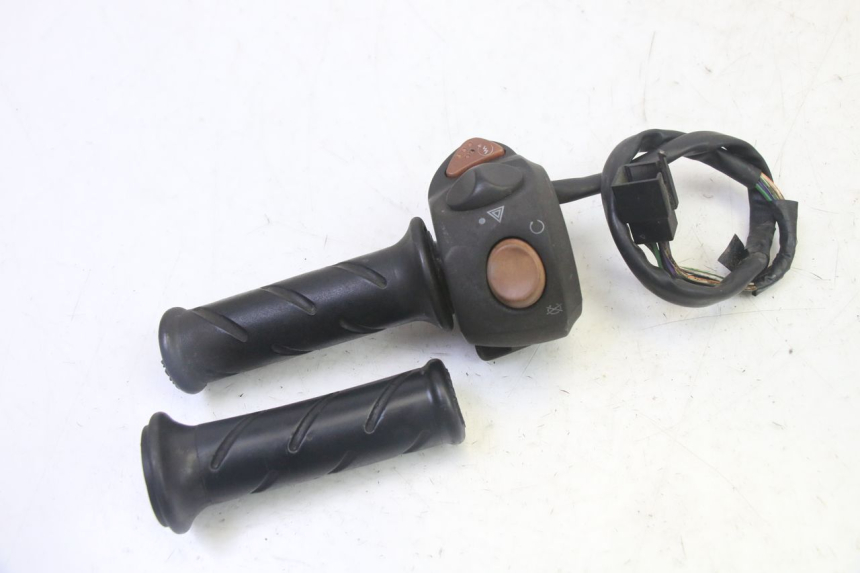 photo de COMMODO DROIT PEUGEOT SATELIS 125 (2013 - 2018) - Gros plan technique