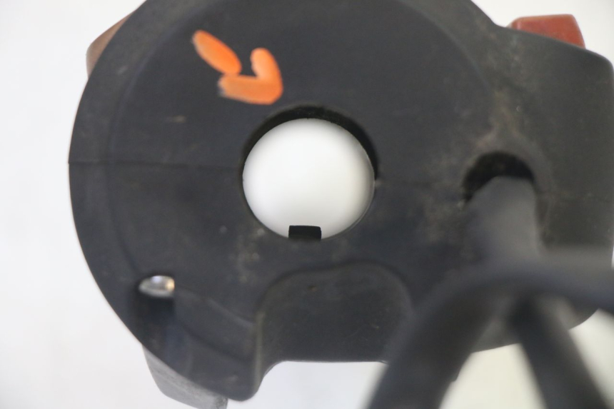 photo de COMMODO DROIT PEUGEOT SATELIS 125 (2013 - 2018) - Points de fixation