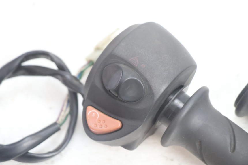 photo de COMMODO DROIT PEUGEOT SATELIS 125 (2006 - 2009) - Détail de la pièce