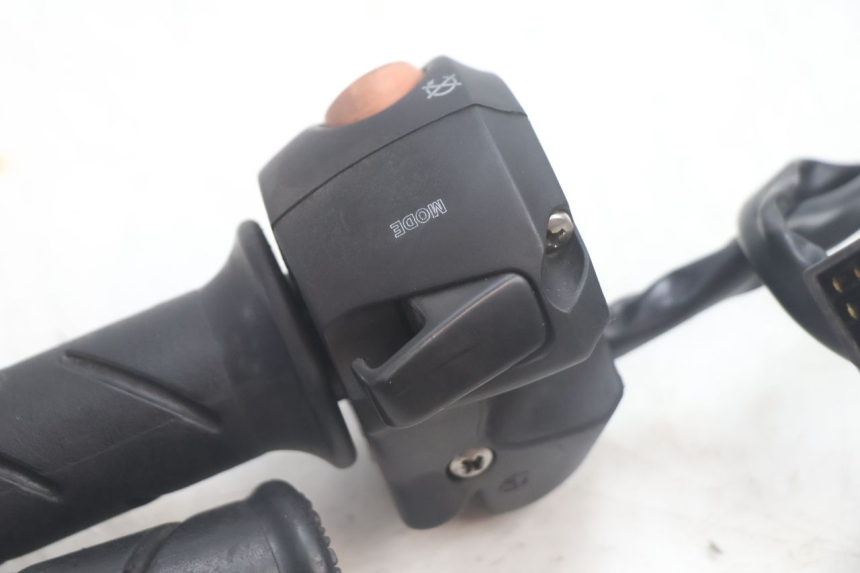 photo de COMMODO DROIT PEUGEOT SATELIS 125 (2013 - 2018) - Gros plan technique