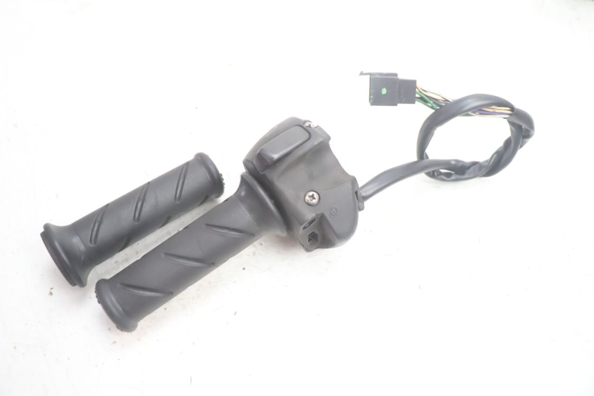 photo de COMMODO DROIT PEUGEOT SATELIS 125 (2013 - 2018) - Gros plan technique