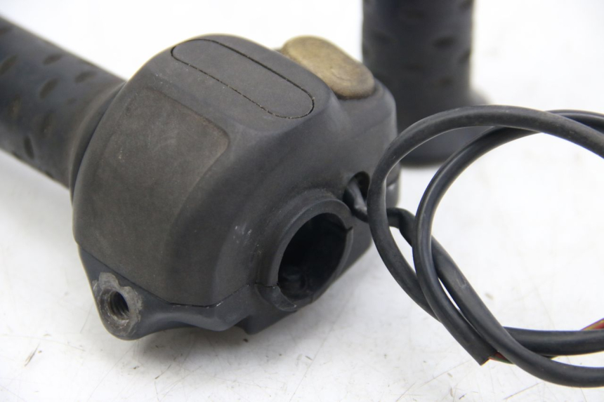 photo de COMMODO DROIT APRILIA SCARABEO 4T 50 (2009 - 2017) - Détail de la pièce