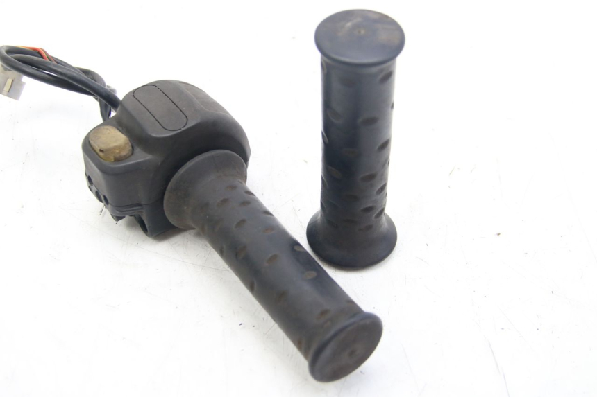 photo de COMMODO DROIT APRILIA SCARABEO 4T 50 (2009 - 2017) - Autre angle de vue