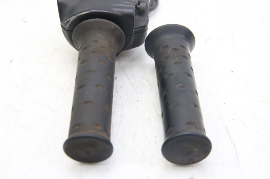 photo de COMMODO DROIT APRILIA SCARABEO 4T 50 (2009 - 2017) - Gros plan technique