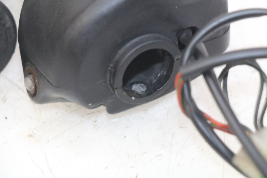 photo de COMMODO DROIT APRILIA SCARABEO 100 (2003 - 2012) - Vue d’ensemble