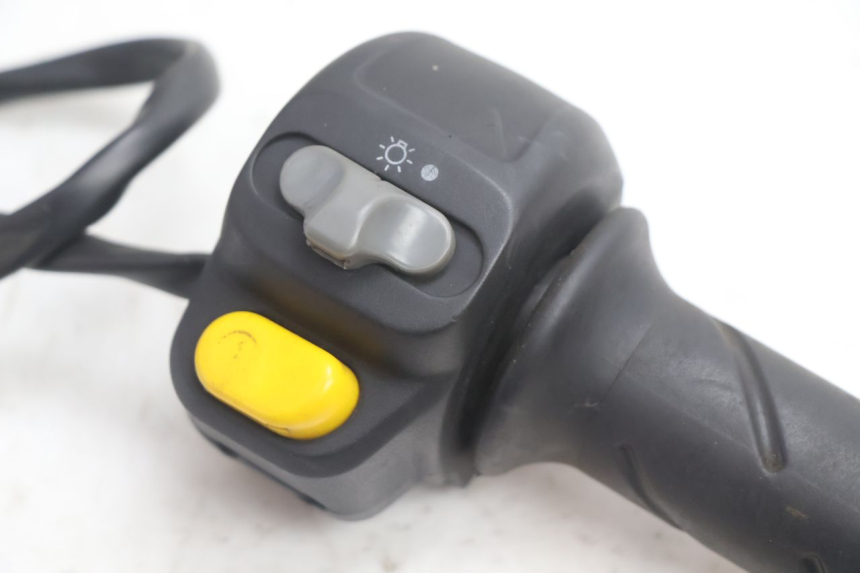 photo de COMMODO DROIT PEUGEOT SPEEDFIGHT LC 50 (1996 - 2002) - Détail de la pièce