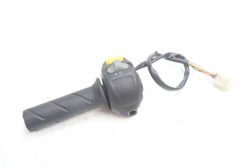 photo de COMMODO DROIT PEUGEOT SPEEDFIGHT LC 50 (1996 - 2002) - Gros plan technique