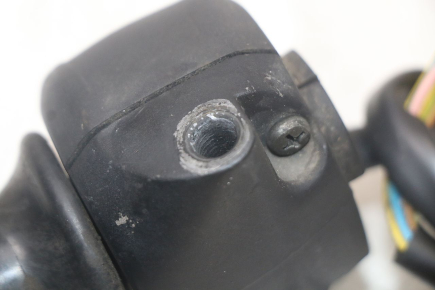 photo de COMMODO DROIT PEUGEOT SPEEDFIGHT 100 (1997 - 2007) - Points de fixation