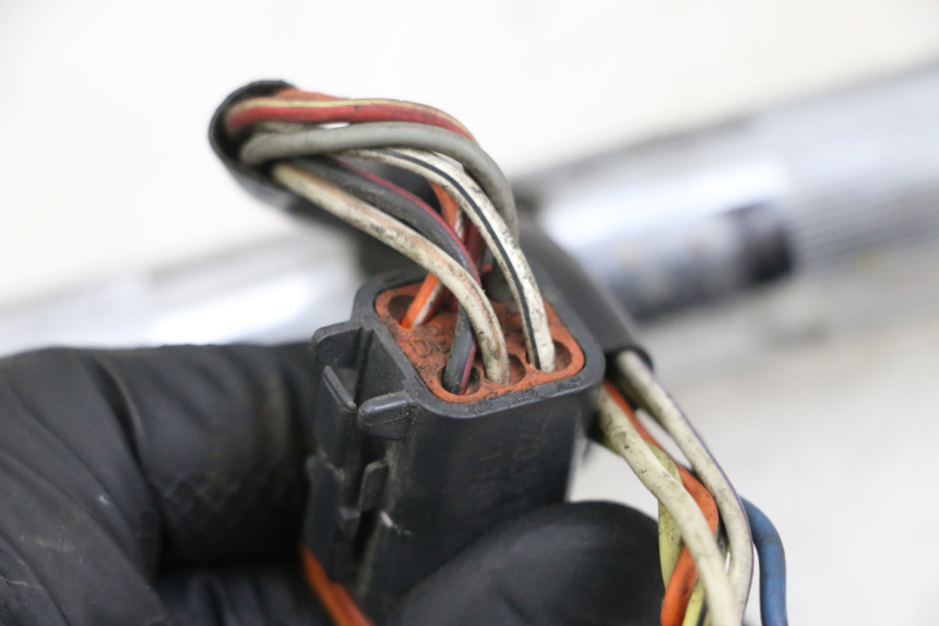 photo de COMMODO DROIT HARLEY DAVIDSON SPORTSTER XL CUSTOM 1200 (2003 - 2004) - État de surface