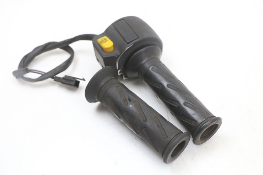 photo de COMMODO DROIT PEUGEOT STREETZONE 2T 50 (2014 - 2019) - Autre angle de vue