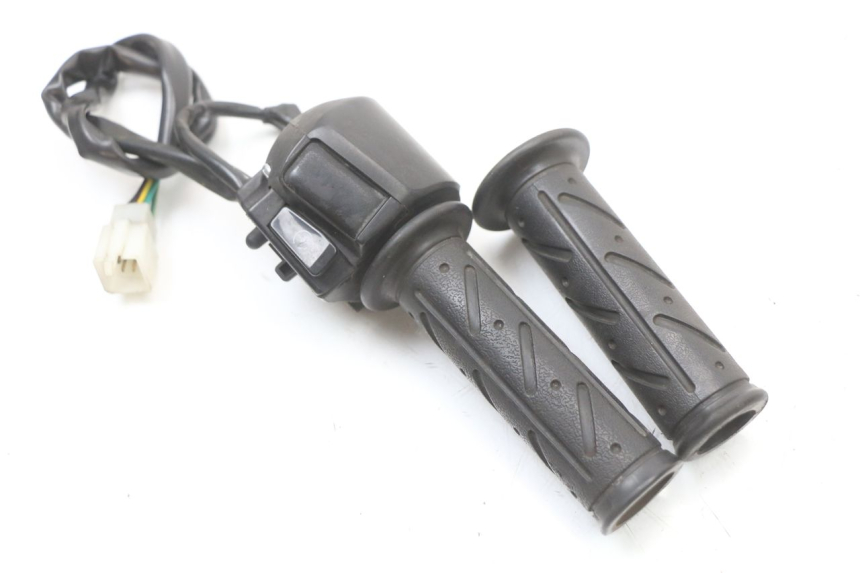 photo de COMMODO DROIT KYMCO SUPER 8 4T 50 (2021 - 2024) - Gros plan technique