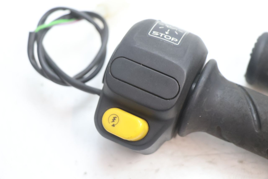 photo de COMMODO DROIT PEUGEOT TKR TREKKER FURIOUS 50 (2005 - 2014) - Zoom état d’usage