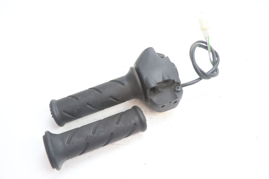 photo de COMMODO DROIT PEUGEOT TKR TREKKER FURIOUS 50 (2005 - 2014) - Gros plan technique