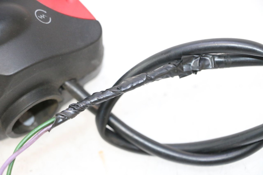 photo de COMMODO DROIT PEUGEOT TREKKER TKR 50 (2005 - 2014) - Points de fixation