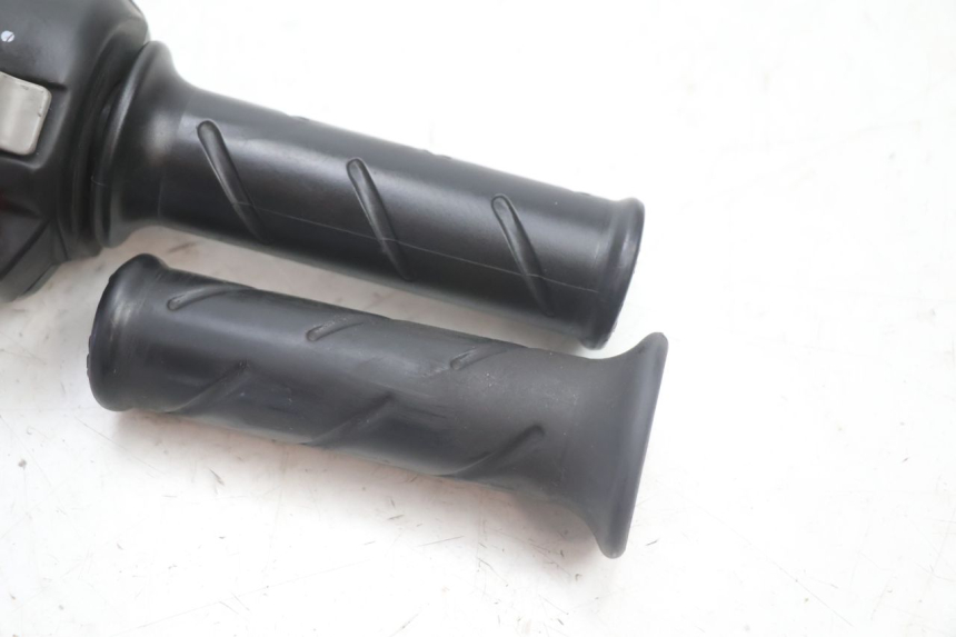 photo de COMMODO DROIT PEUGEOT TREKKER 50 (1995 - 2004) - Zoom état d’usage