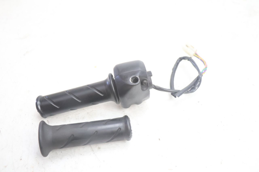 photo de COMMODO DROIT PEUGEOT TREKKER 50 (1995 - 2004) - Vue d’ensemble