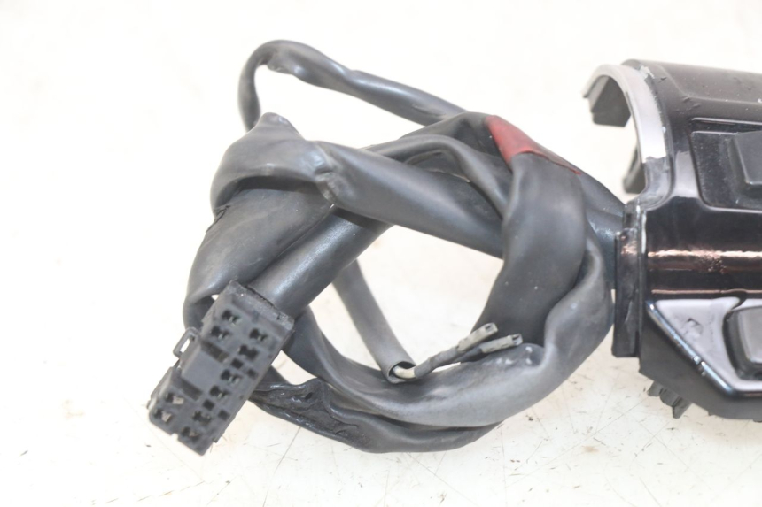 photo de COMMODO DROIT PIAGGIO VESPA SPRINT 2T 50 (2014 - 2018) - Gros plan technique