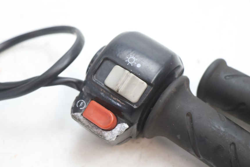 photo de COMMODO DROIT PEUGEOT VIVACITY 50 (1998 - 2003) - Détail de la pièce