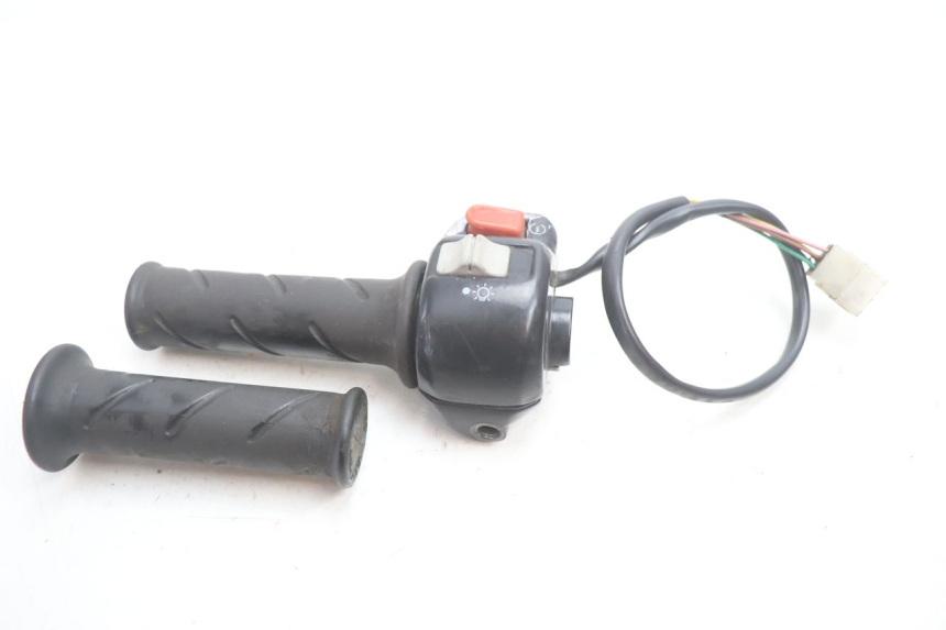 photo de COMMODO DROIT PEUGEOT VIVACITY 50 (1998 - 2003) - Autre angle de vue