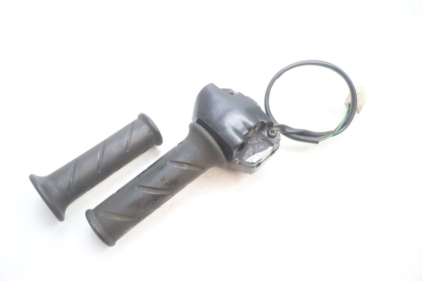photo de COMMODO DROIT PEUGEOT VIVACITY 50 (1998 - 2003) - Gros plan technique