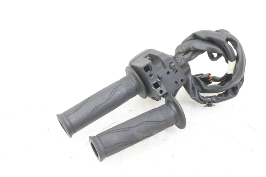 photo de COMMODO DROIT YAMAHA XMAX X-MAX ABS 125 (2017 - 2020) - Autre angle de vue