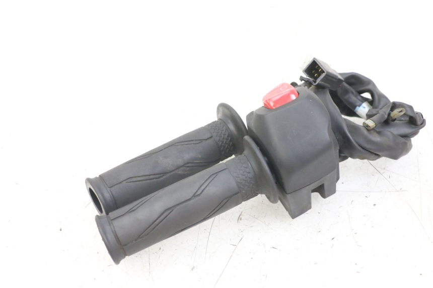 photo de COMMODO DROIT YAMAHA XMAX X-MAX ABS 125 (2017 - 2020) - Gros plan technique