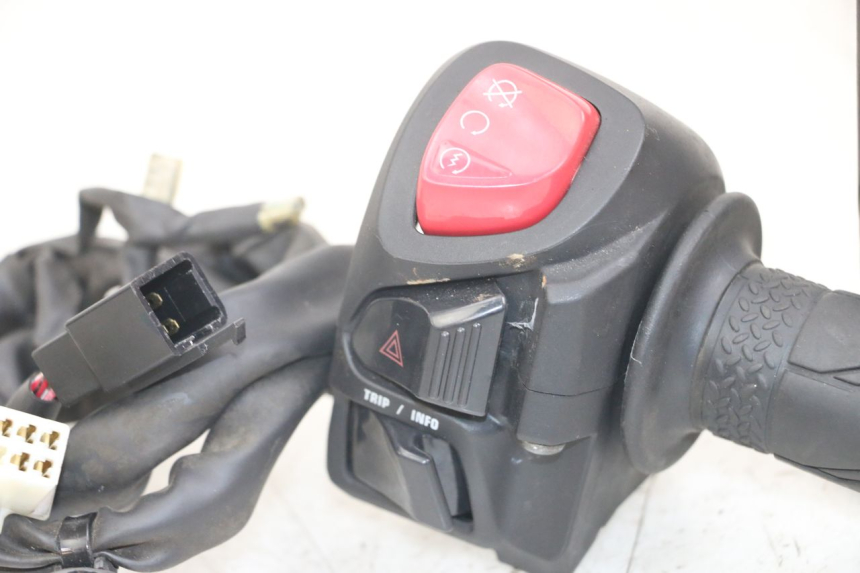 photo de COMMODO DROIT YAMAHA XMAX X-MAX ABS 125 (2017 - 2020) - Points de fixation