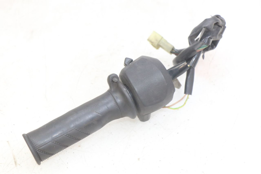 photo de COMMODO DROIT YAMAHA X-MAX XMAX 125 (2010 - 2013) - Gros plan technique