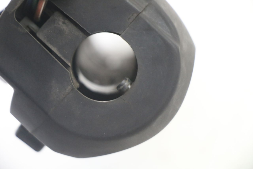 photo de COMMODO DROIT YAMAHA X-MAX XMAX 125 (2010 - 2013) - Gros plan technique