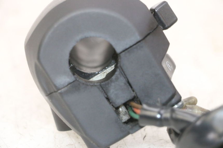 photo de COMMODO DROIT YAMAHA X-MAX XMAX 125 (2010 - 2013) - Zoom état d’usage