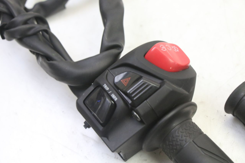 photo de COMMODO DROIT YAMAHA XMAX X-MAX 125 (2021 - 2025) - Détail de la pièce