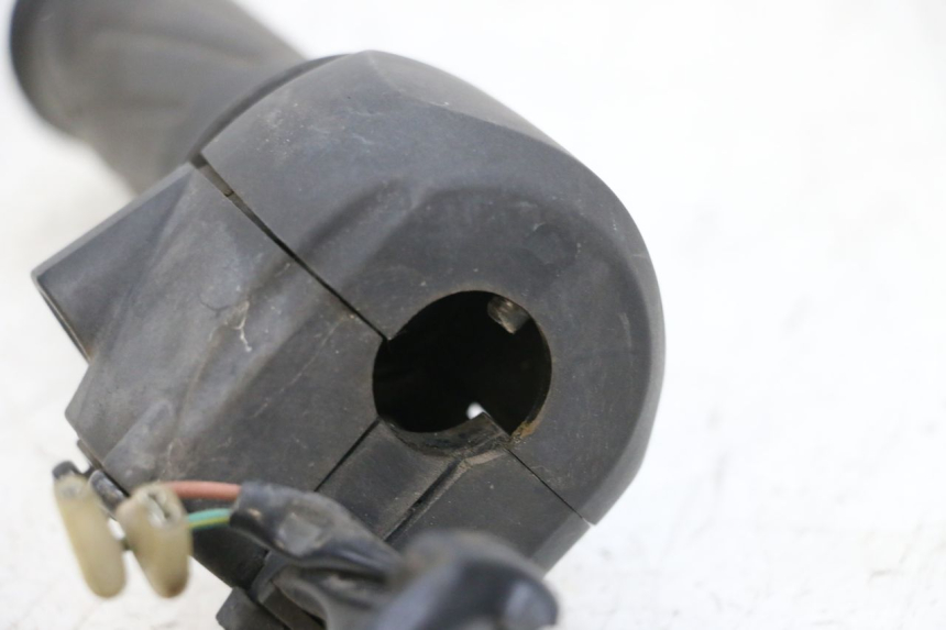 photo de COMMODO DROIT YAMAHA X-MAX XMAX 125 (2010 - 2013) - Autre angle de vue