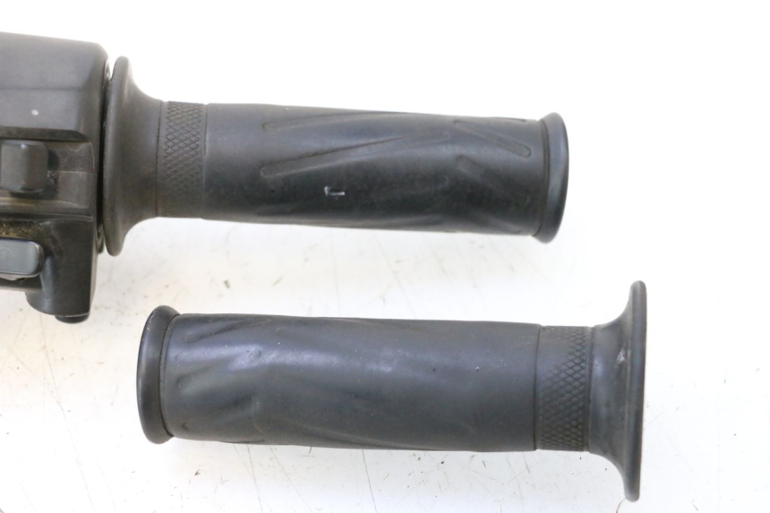 photo de COMMODO DROIT YAMAHA X-MAX XMAX 125 (2010 - 2013) - Autre angle de vue