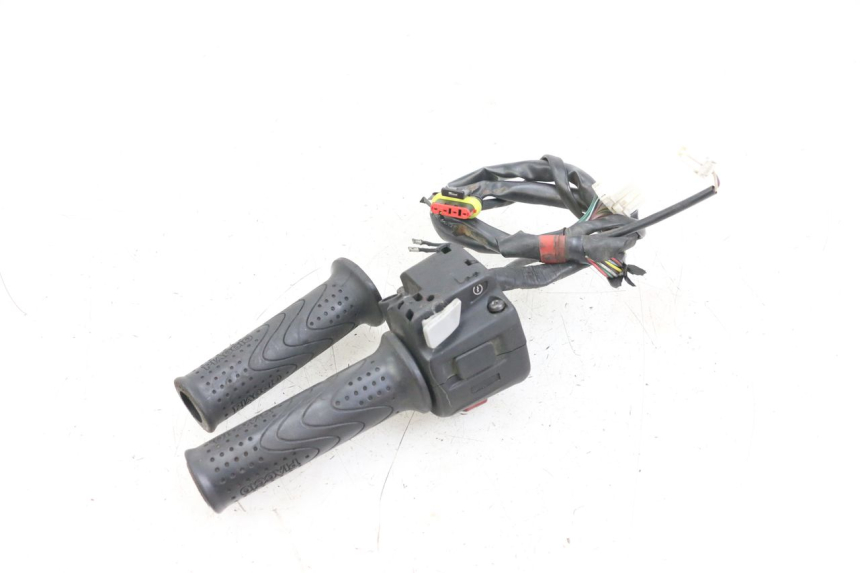 photo de COMMODO DROIT PIAGGIO X10 125 (2012 - 2017) - Gros plan technique