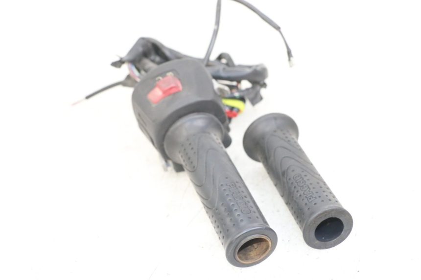 photo de COMMODO DROIT PIAGGIO X10 125 (2012 - 2017) - Points de fixation