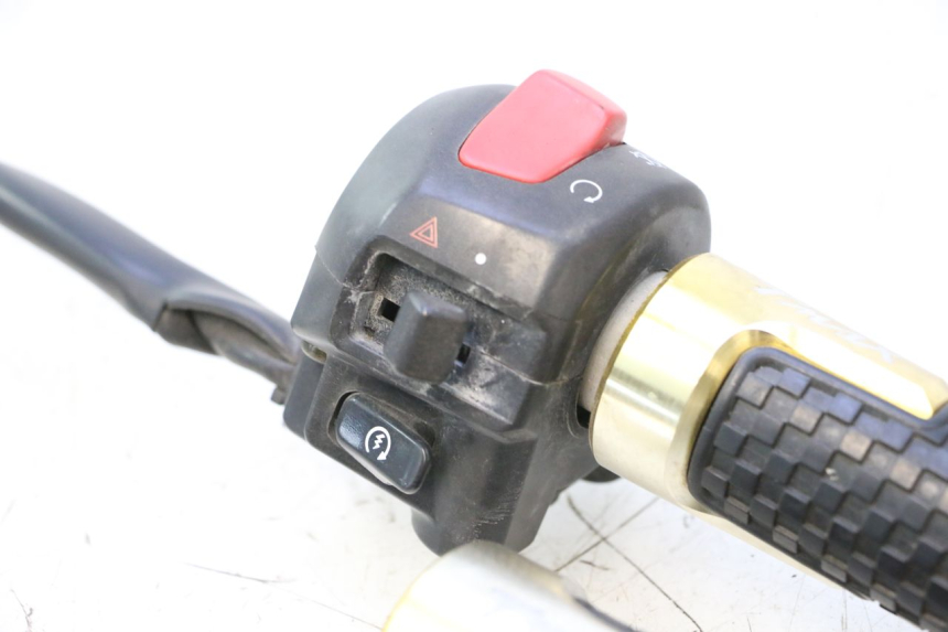 photo de COMMODO DROIT YAMAHA XP T-MAX ABS 500 (2005 - 2005) - Zoom état d’usage