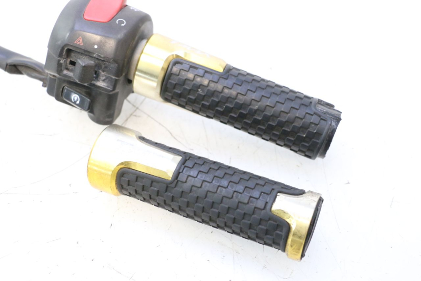 photo de COMMODO DROIT YAMAHA XP T-MAX ABS 500 (2005 - 2005) - Autre angle de vue