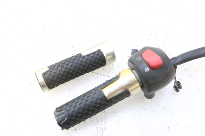 photo de COMMODO DROIT YAMAHA XP T-MAX ABS 500 (2005 - 2005) - Gros plan technique