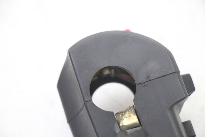 photo de COMMODO DROIT YAMAHA FZS FAZER 600 (2001 - 2003) - Points de fixation