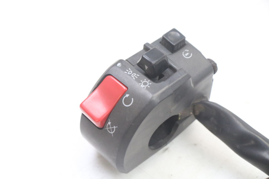 photo de COMMODO DROIT YAMAHA FZS FAZER 600 (2001 - 2003) - Vue d’ensemble