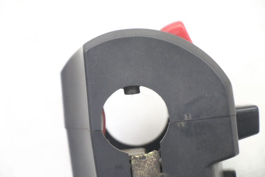 photo de COMMODO DROIT YAMAHA FZS FAZER 600 (2001 - 2003) - Points de fixation