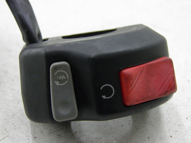 photo de COMMODO DROIT YAMAHA TDM 900 (2004 - 2006) - Autre angle de vue