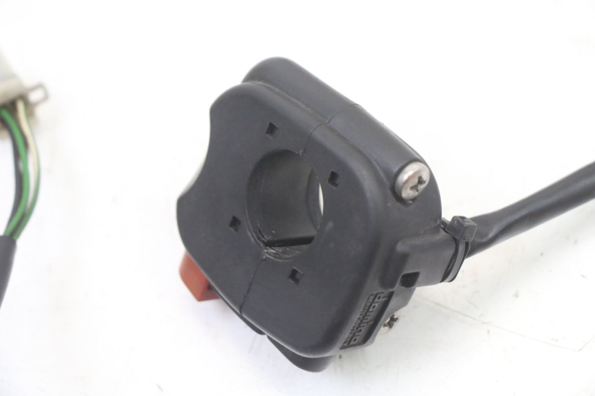 photo de COMMODO DROIT YAMAHA TZR 50 (2008 - 2016) - Gros plan technique