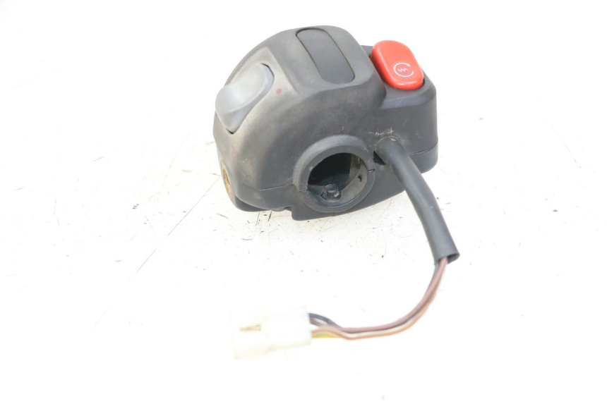 photo de COMMODO DROIT YAMAHA YP MAJESTY 125 (2007 - 2010) - Zoom état d’usage