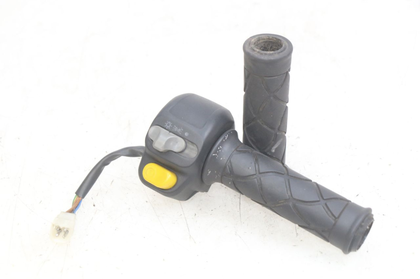 photo de COMMODO DROIT YAMAHA YP MAJESTY 125 (1998 - 2001) - Vue principale