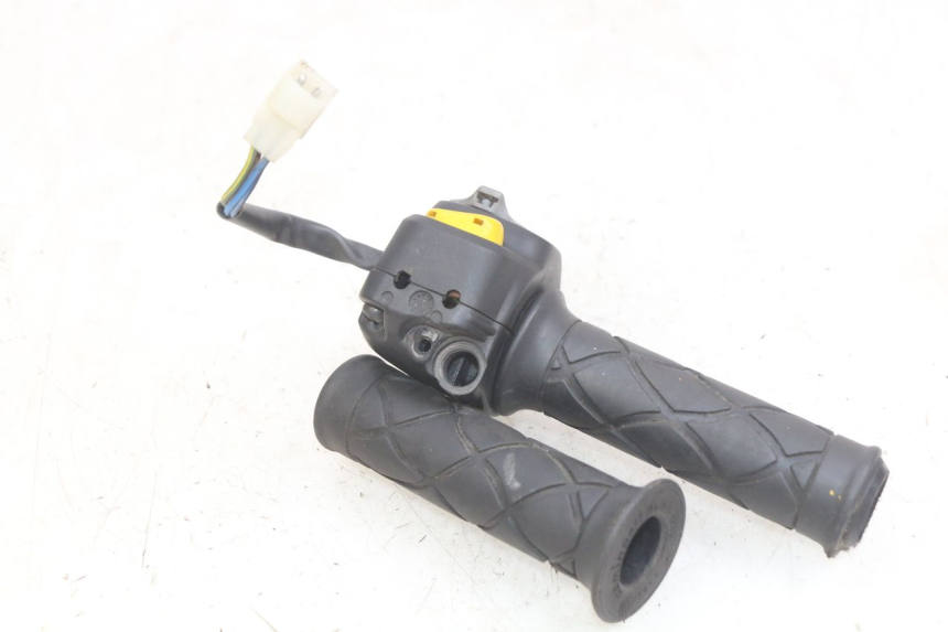 photo de COMMODO DROIT YAMAHA YP MAJESTY 125 (1998 - 2001) - Détail de la pièce