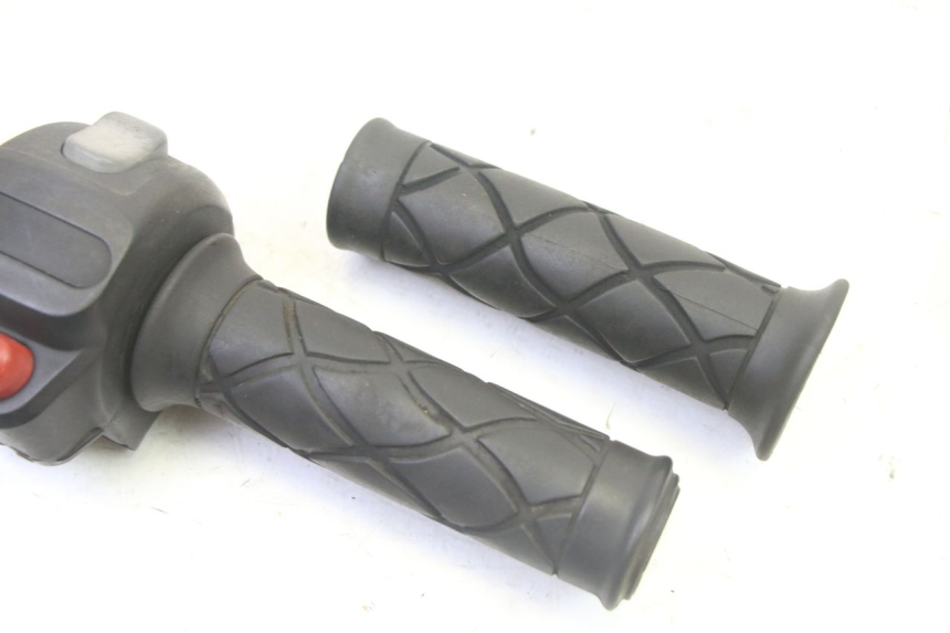 photo de COMMODO DROIT YAMAHA YP MAJESTY 125 (2007 - 2010) - Zoom état d’usage