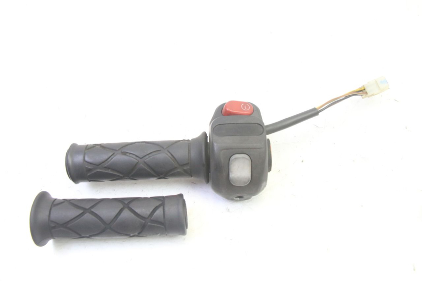 photo de COMMODO DROIT YAMAHA YP MAJESTY 125 (2007 - 2010) - Autre angle de vue